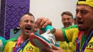 VIDEO देखें: T20 World Cup जीतने के बाद ऑस्ट्रेलियाई खिलाड़ियों ने जूते में भरकर पी बीयर